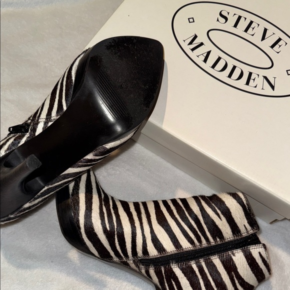 Steve Madden "Survey" Black/White Ankle Boots - Picture 4 of 4